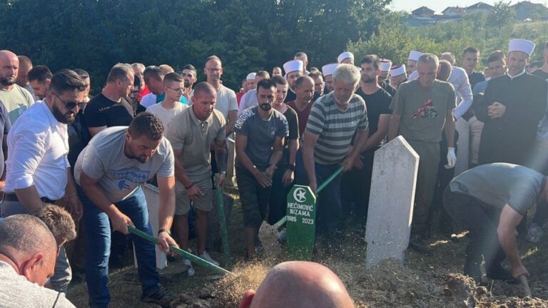NIZAMA, OPROSTI NAM, KAO DRUŠTVO SMO OMANULI: Hodža održao potresan govor – tabut išao iz ruke u ruku od kuće do džamije!