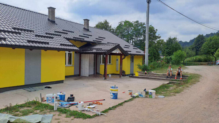 ZAVIDOVIĆI: Uposlenici i direktor ofarbali fasadu na područnoj školi