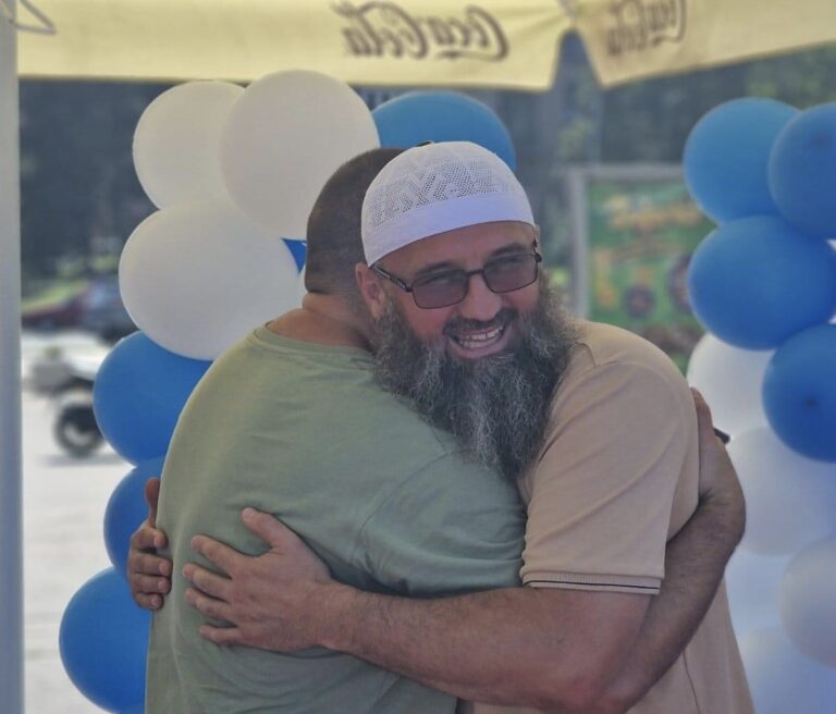 SVAKA ČAST: Pezić u centru Zenice dočekuje ljude sa osmijehom na +35 stepeni