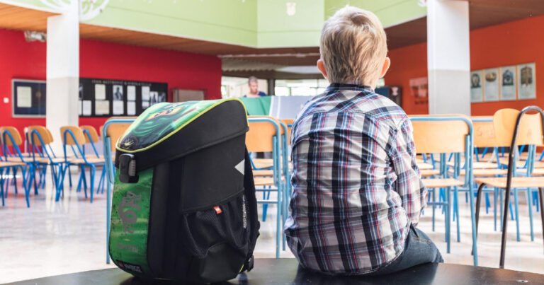 Prvi u BiH zabranili djeci i osoblju unošenje mobitela u školu