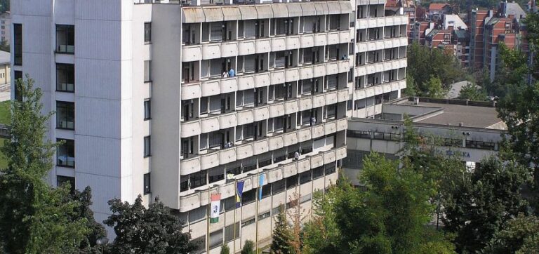 Ohrabrujuće informacije iz UKC Tuzla: Ranjena žena se produbila, diše samostalno