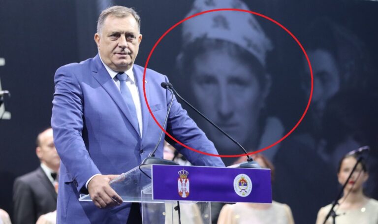 Veliki skandal i blamaža: Na obilježavanju ‘Oluje’ iza Dodikovih leđa prikazana fotografija Sabine Mujkić koja je protjerana iz Žepe
