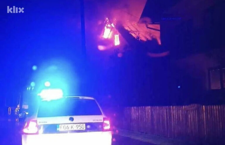 Grom zapalio kuću u Odžaku, vatrogasci pokušavaju zaustaviti širenje vatre