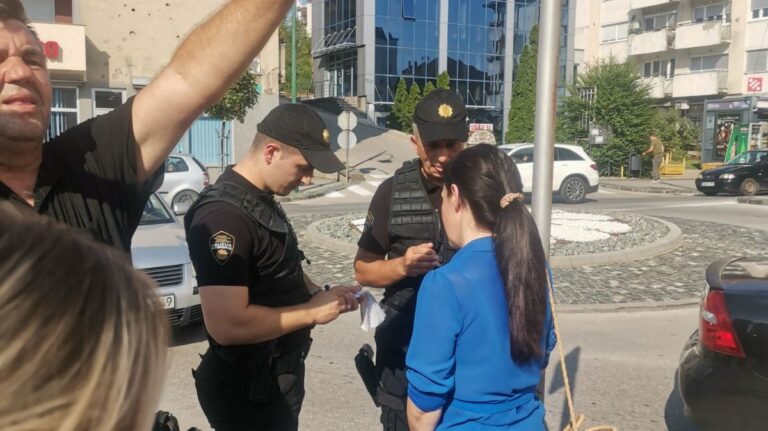 Sramotno: Policija u Gradačcu zapisivala okupljene na protestima za ubijenu Nizamu Hećimović!