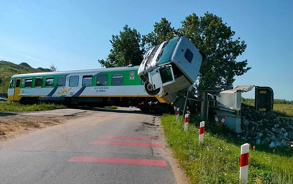 Stravična nesreća, kamion u potpunosti uništen nakon sudara sa vozom