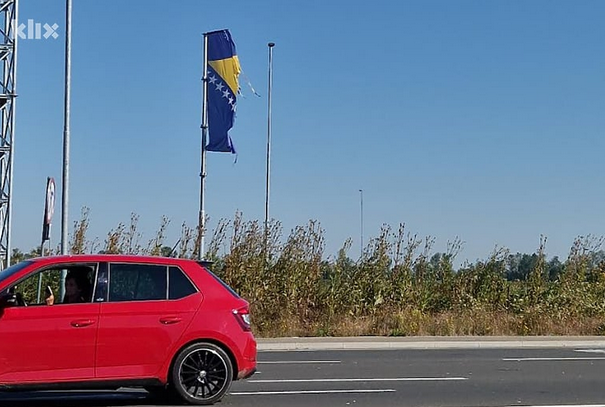 Putnike koji u BiH ulaze preko Svilaja na granici dočekuje pocijepana državna zastava