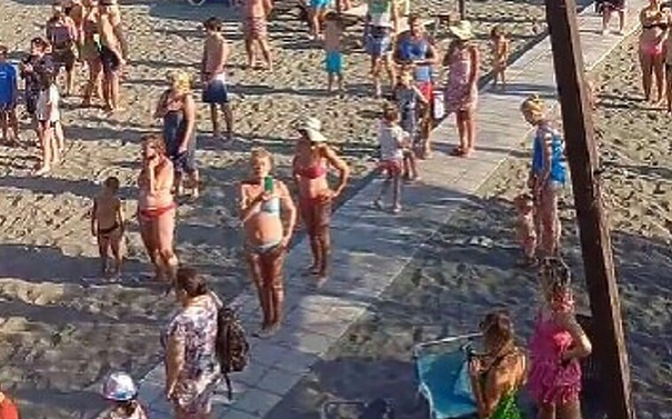 Himna Jugoslavije odjekivala plažom u Ulcinju, turisti stajali mirno i odali počast