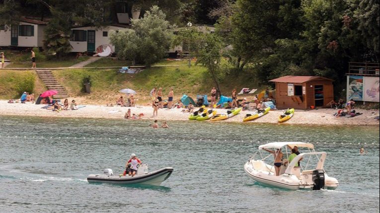 Na plaži u sat i pol preminula dva muškarca (72)