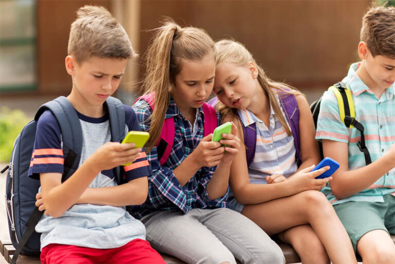 Podržavate li ovu odluku: Škola u Vitezu zabranila djeci unošenje mobitela