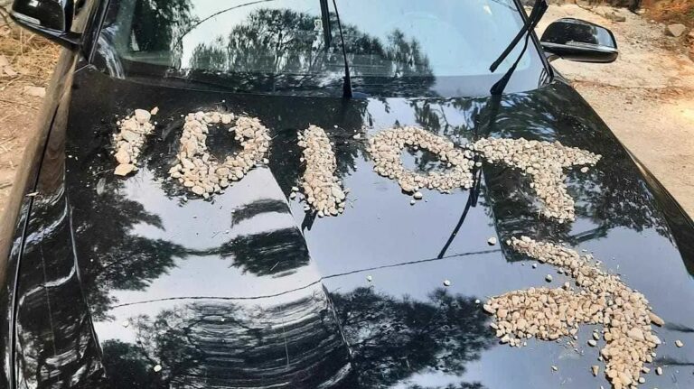 “Majčin sin” BMW-om blokirao prolaz: Vlasnik posjeda mu ostavio poruku