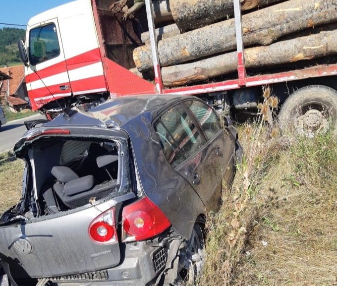 Stravična nesreća: Jedan mladić poginuo drugom se bore za život