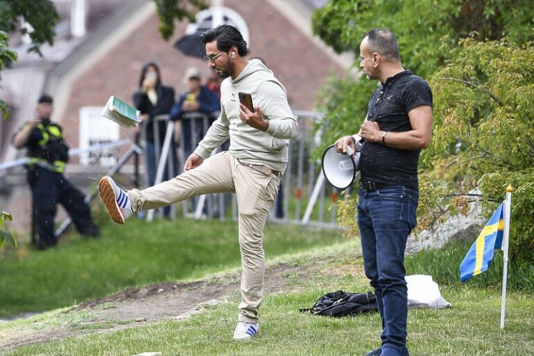 Salwan Momika ponovo zapalio Kur’an, prisutni ga gađali kamenjem