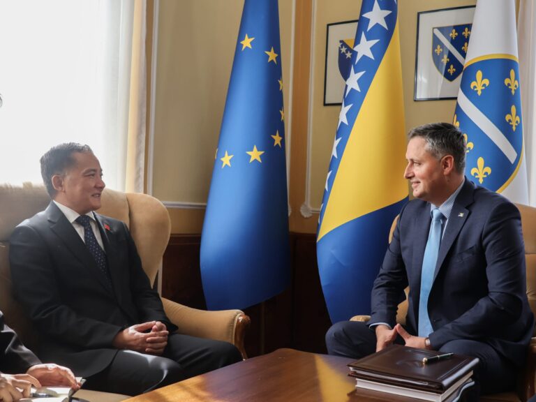 Bećirović razgovarao s ambasadorom Kine Ji Pingom:Vanjska politika je isključiva nadležnost države BiH, a ne entiteta