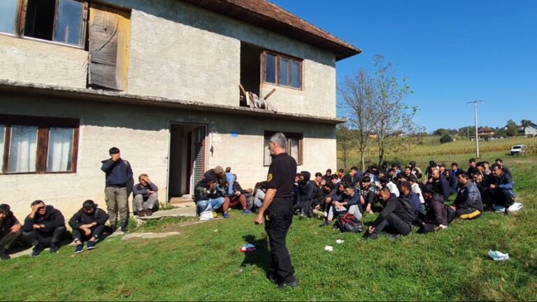 Granična policija u akciji: Samo u jednoj kući kod Velike Kladuše našli 75 migranata, “otvori vrata, policija!”