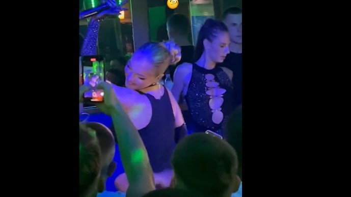 Srbijansku pjevačicu Teodoru Džehverović maloljetnik udarao po stražnjici na nastupu: “Hoćeš šamar da ti lupim sada”