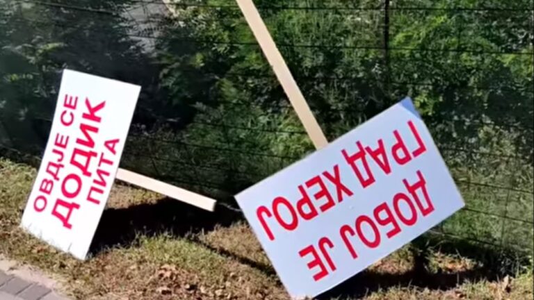 Transparenti sa protesta podrške Dodiku ostali po ulicama Doboja