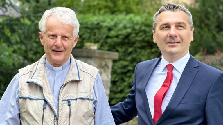 Dizdar posjetio napadnutog župnika iz Kaknja: Nakon toga se uputio u Zvornik, gdje pretučen Senad Sejfić