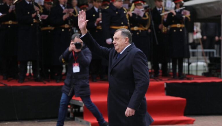 Verbalni delikt u Republici Srpskoj: Povratnik u Zvorniku (pre)glasno rekao da je “Dodik debelo krme”, MUP RS ga kaznio sa 100 KM!