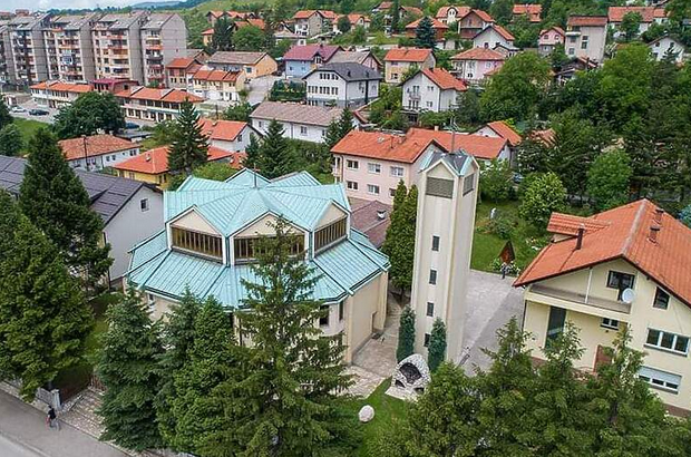 Načelnik Kaknja uputio podršku napadnutom župniku crkve, još se traga za napadačem
