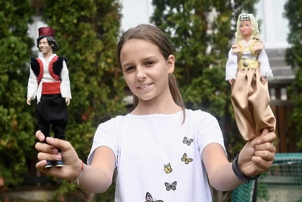 Upoznali smo Esmu, svestranu djevojčicu čije su lutke u narodnim nošnjama obišle svijet