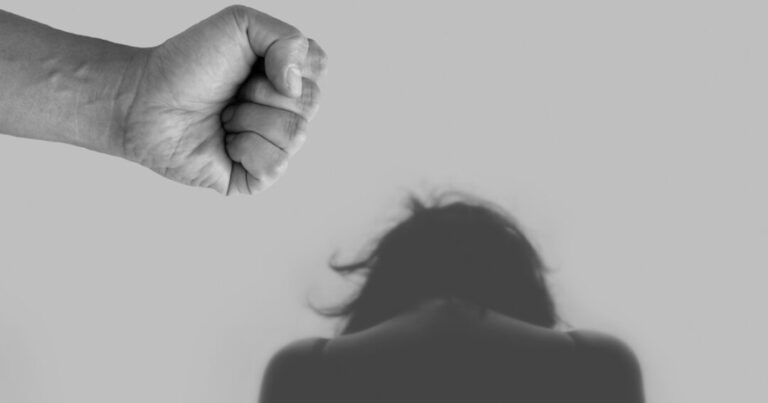 21-godišnjak pretukao suprugu: U gostima kod prijatelja nasrnuo na nju, žena završila u bolnici