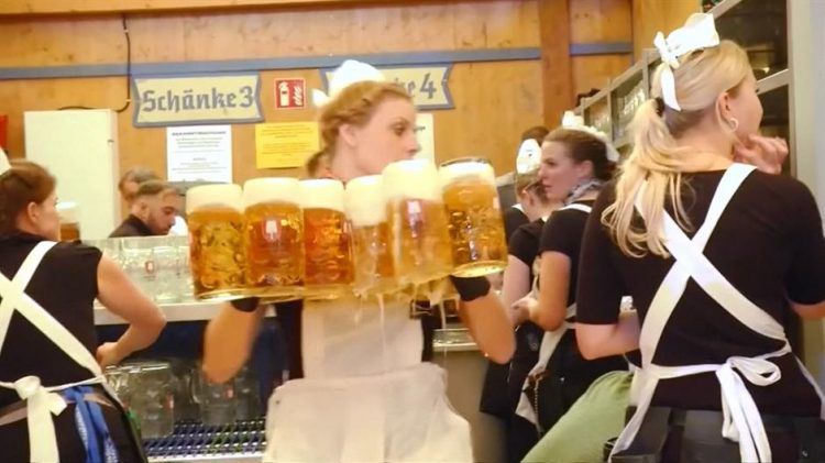 Cijene na ovogodišnjem Oktoberfestu su ‘prava sitnica‘: Pročitajte koliko košta pivo, kobasica, piletina, pereci…