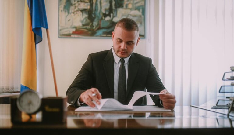 OVAKO RADNICI POŠTUJU DIREKTORA ISAKA, on poručio: “Svi su samo ljudi” (FOTO)