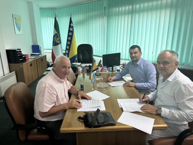Potpisan ugovor o izgradnji pješačke staze i sanaciji kolovoza na dionici puta R467 Zavidovići-Maglaj
