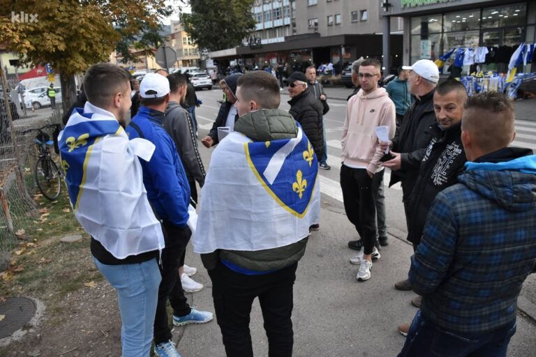 Zastave sa ljiljanima “dominiraju” u Zenici, svi žele da vide Ronalda i društvo