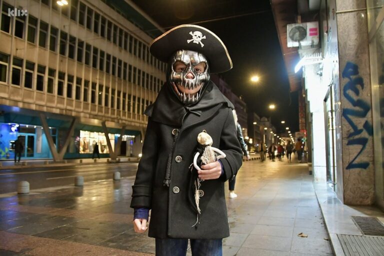 Sarajlije proslavile Noć vještica: Ulicama prošetali gusar, Lara Croft, Mia Wallace i drugi