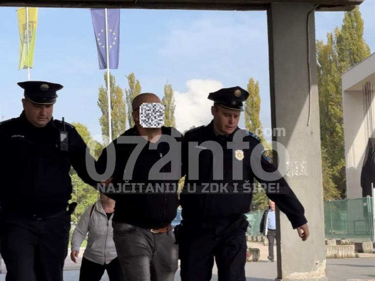 Incident ispred Gradske uprave Zenica: Psovao policiji pa uhapšen (VIDEO)