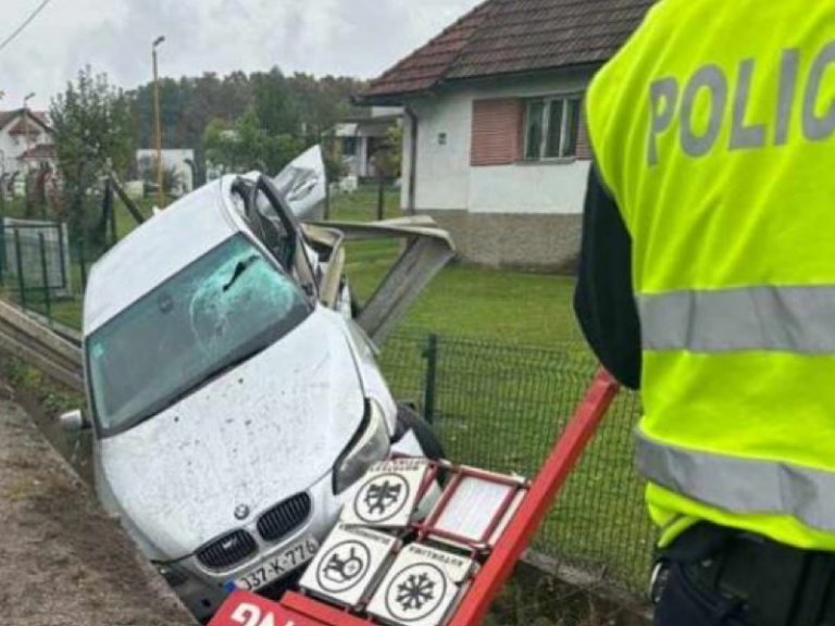 ZADNJA VUČA I KIŠA: Teška nesreća u BiH, BMW sletio sa ceste