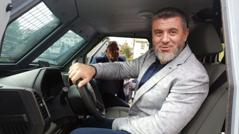 Došao da se slika u novim vozilima: Šta će Salko Zildžić na promociji transportera tuzlanske policije