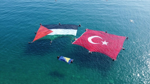 Zastava Bosne i Hercegovine, Palestine i Turske razvijene u moru u Antaliji