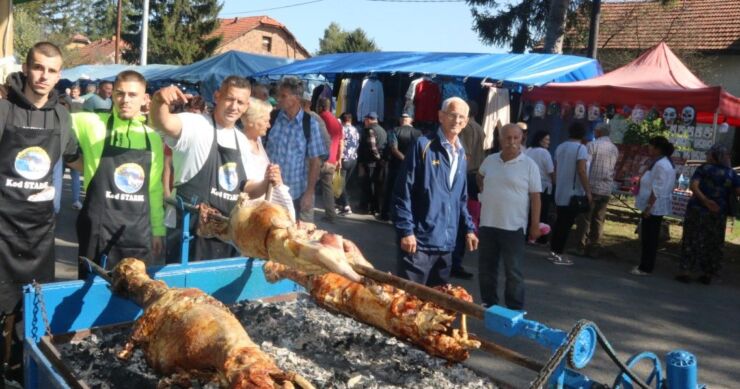 VAŠAR U PURAČIĆU! Počeo “bosanski oktoberfest”: 500 štandova, muzika, šatori, ražnjevi i za svakog po nešto