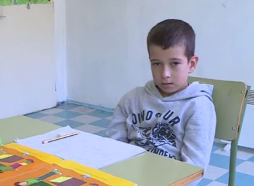 Na odmoru sa učiteljicom igra pikado: Mihajlo je jedini učenik u školi kod Gacka