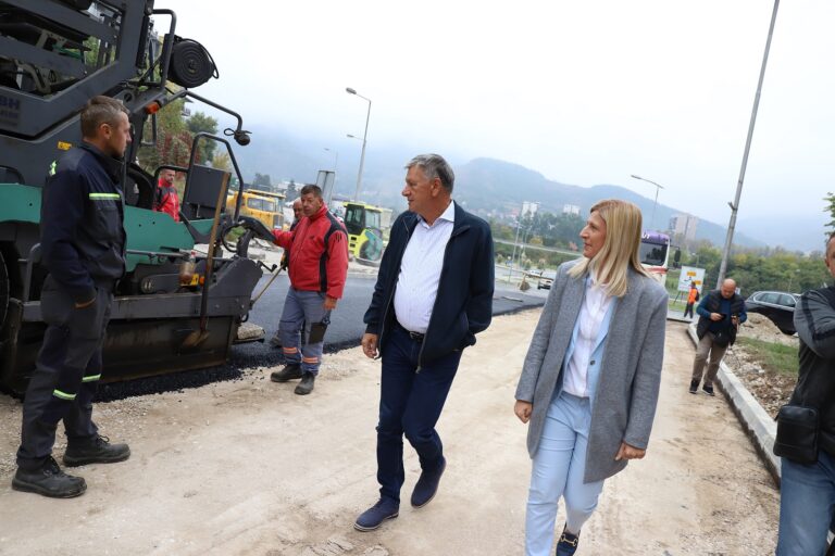 Gradonačelnik Kasumović i premijerka Mehmedić posjetili radove na asfaltiranju Prve zeničke brigade