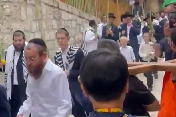 Radikalni jevreji snimljeni kako pljuju na kršćane u Starom gradu u Jeru