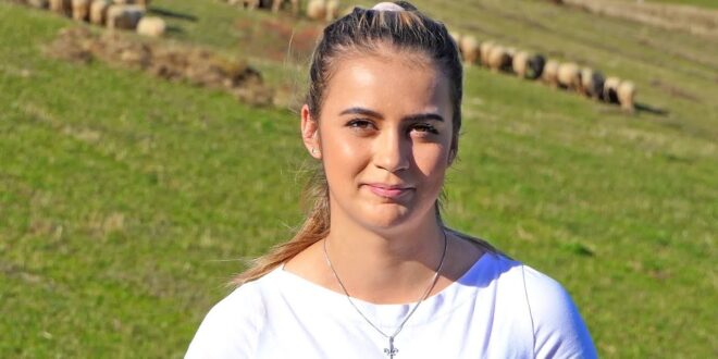 Lijepa Azemina pomaže ocu u stočarstvu: Nije me stid opanke obući, ne želim da grad priča o meni loše