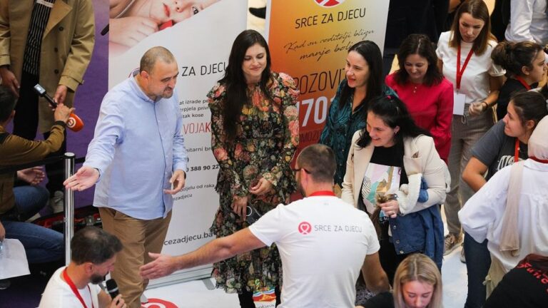 Akcija šišanja “Moja kosa tvoja kosa”: Do sada izrađeno 70 perika, većina donatora djeca, došle Karić i Amra Džeko