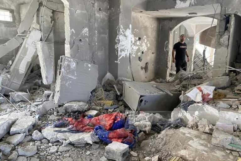 Porodice u Gazi nose narukvice sa imenima kako ne bi bile sahranjene u masovne grobnice