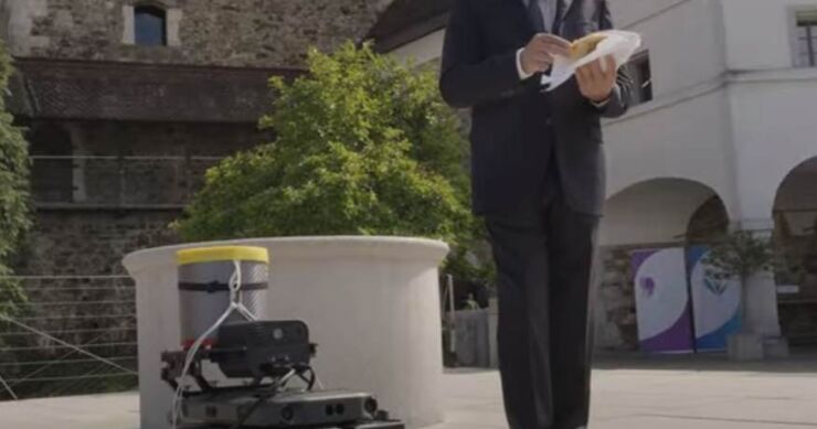 Prva dostava dronom u Sloveniji: Gradonačelnik Ljubljane dočekao burek (VIDEO)
