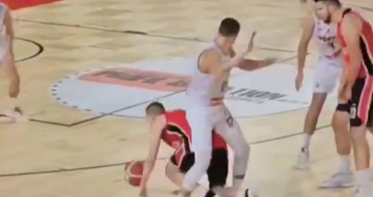 POTEZ GODINE: Mladi Zeničanin protivniku se provukao kroz noge i zabio, dvorana na nogama (VIDEO)