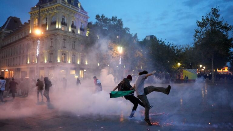U Parizu vodenim topovima rastjerali ljude sa zabranjenog protesta za Palestinu