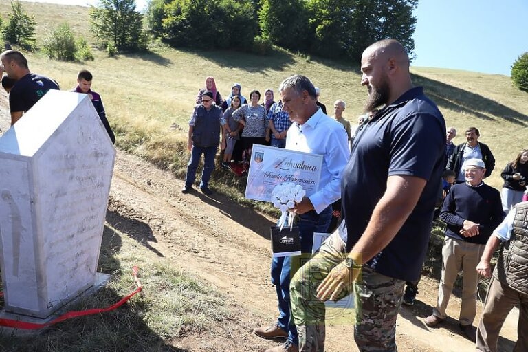 Kasumović pomogao betonažu puta kod Orahovice, mještani mu podigli stećak