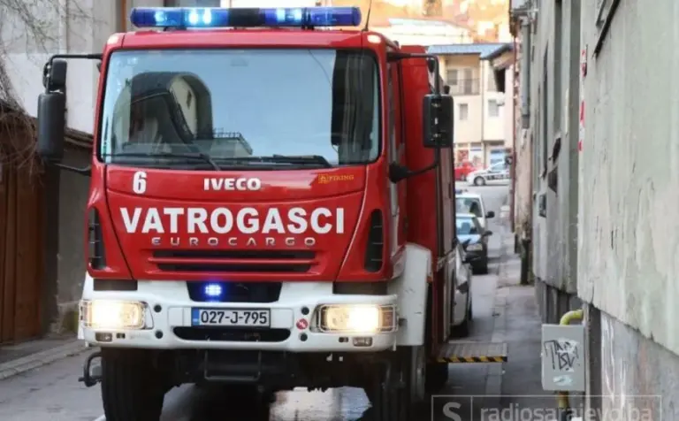 Požar na Dobrinji u Sarajevu: Oblak dima u haustoru zgrade