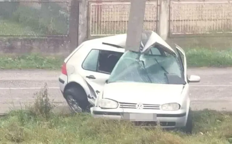 U saobraćajnoj nesreći ‘omotao’ Golfa oko stuba