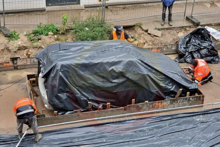 Parkirani automobil ometao popravku ulice, cestari ga zabetonirali