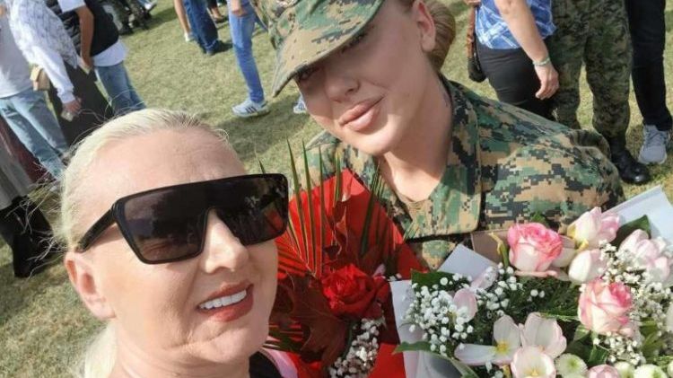 Odustala od “Zvezda Granda”: Pjevačica ispratila kćerku u vojsku