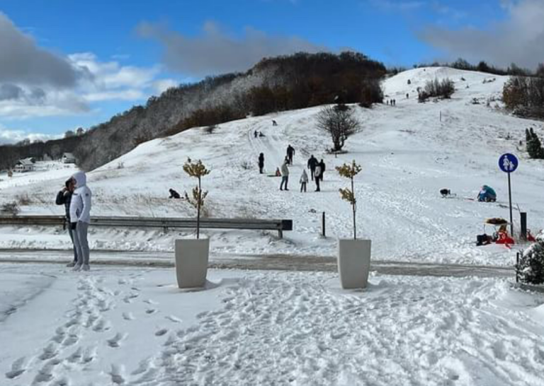Brojni Zeničani okupirali Smetove, put prohodan (FOTO)